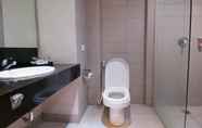 Toilet Kamar 5 100 Sunset Kuta Hotel & Ballroom