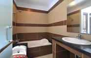 Toilet Kamar 7 Samudra Boutique Hotel and Villa