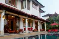 สระว่ายน้ำ Villa Padi Karo