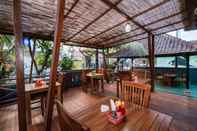 Bar, Cafe and Lounge D and B Bungalows by WizZeLa
