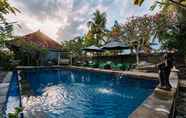 Swimming Pool 6 D and B Bungalows by WizZeLa