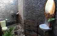 Toilet Kamar 4 Omah Tembi Homestay