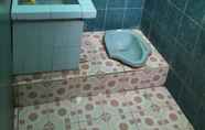 In-room Bathroom 3 Losmen Melati