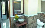 Toilet Kamar 5 Molas Homestay