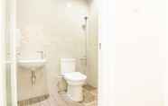 In-room Bathroom 3 Hasanah Guest House Syariah Sawojajar