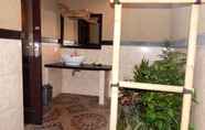 Toilet Kamar 6 Pondok Shindu Guest House