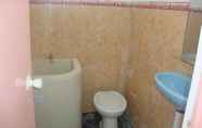 In-room Bathroom 4 Hotel Giri Indah