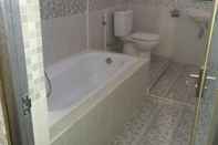 Phòng tắm bên trong Cemara Residence