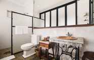 Toilet Kamar 5 Brown Feather Boutique Hotel