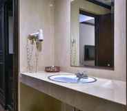 In-room Bathroom 5 Sulthan Hotel International