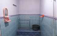 In-room Bathroom 5 Homestay Anggun 3 Gunung Bromo