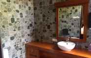 In-room Bathroom 4 Gede Homestay