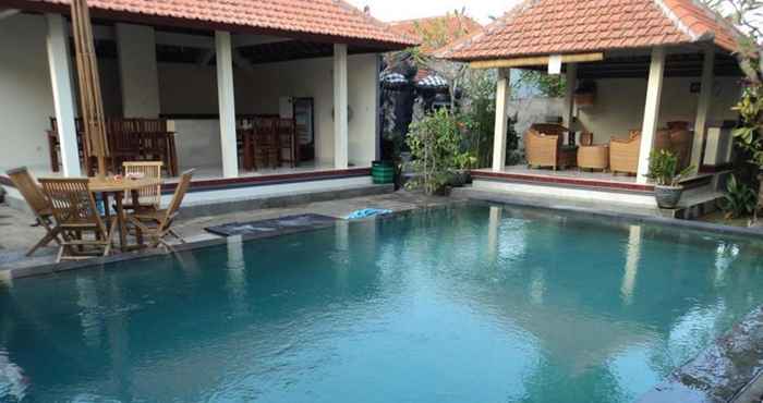 Kolam Renang Puri Clinton Bali 