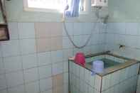 Toilet Kamar 3 Bedroom at Amelia Homestay Batu