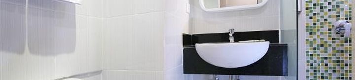 Toilet Kamar 4 Zest Airport Jakarta by Swiss-Belhotel International