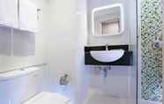 Toilet Kamar 4 Zest Airport Jakarta by Swiss-Belhotel International