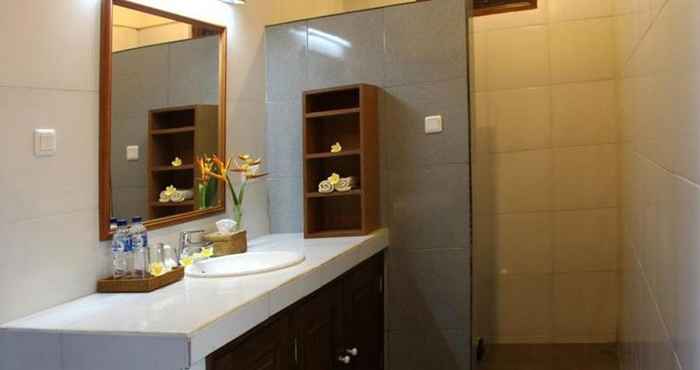 In-room Bathroom Nyoman Sandi Guest House