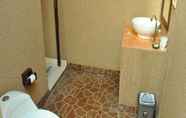 In-room Bathroom 4 Sudi Guest House 