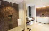 In-room Bathroom 5 Swiss-Belhotel Danum Palangkaraya