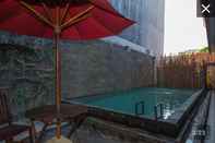 Swimming Pool Red Apple Apartment