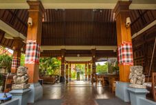 로비 Besakih Beach Hotel