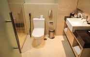 In-room Bathroom 2 Swiss-Belhotel Mangga Besar