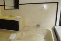 Phòng tắm bên trong Puri Mesari Hotel 