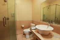 In-room Bathroom Hotel Intansari