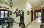 Common Space 4 OYO 804 Ndalem Maharani Guest House