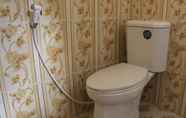 Toilet Kamar 6 Santa Fe Homestay Amed