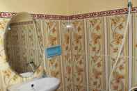 Phòng tắm bên trong Santa Fe Homestay Amed