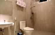 Toilet Kamar 6 Istanaku Guesthouse 2