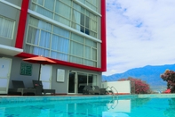 Swimming Pool Hotel Santika Palu