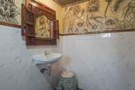 In-room Bathroom Ubud Kerta City Hotel 