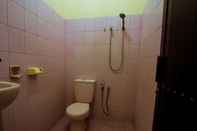 In-room Bathroom Segara Sadhu Inn​ Kuta by ecommerceloka
