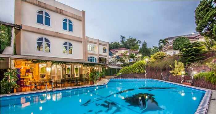 Swimming Pool Grand Prioritas Hotel