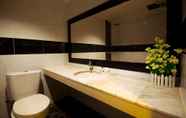 Toilet Kamar 4 Kireinn Hotel