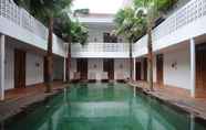 สระว่ายน้ำ 6 Adhisthana Hotel Yogyakarta