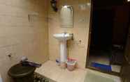 Toilet Kamar 3 Kampoeng Baron Guest House