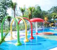 Swimming Pool 2 Mason Pine Hotel Bandung