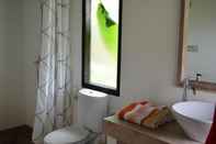 Toilet Kamar Trikora Beach Club & Resort