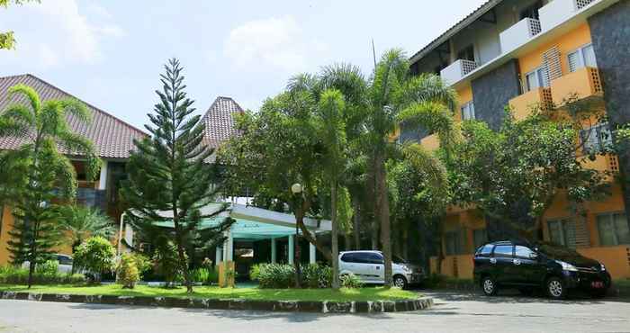 Bên ngoài University Hotel Yogyakarta