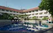 สระว่ายน้ำ 6 Hotel Santika Premiere Jogja