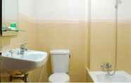 In-room Bathroom 3 Hotel Pramesthi
