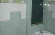 In-room Bathroom 2 Hotel Grand Pirus Samarinda