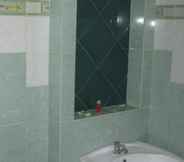 In-room Bathroom 2 Hotel Grand Pirus Samarinda