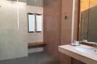 Toilet Kamar Luwansa Beach Resort