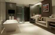 Toilet Kamar 5 Double-Six Luxury Hotel Seminyak