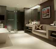 ห้องน้ำภายในห้อง 5 Double-Six Luxury Hotel Seminyak