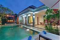 สระว่ายน้ำ Villa Senang